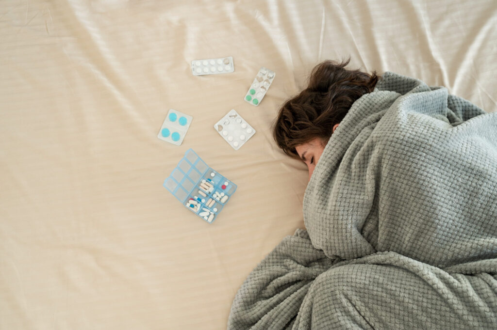 Donne che dorme con farmaci per l'insonnia