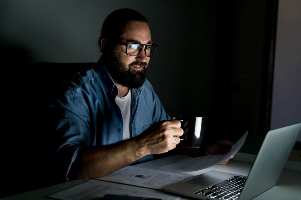 uomo guarda il pc