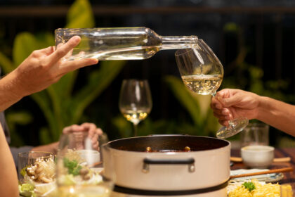 vino bianco versato in un bicchiere