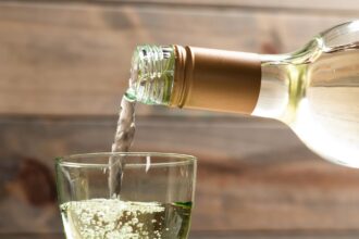vino bianco frizzante versato nel calice