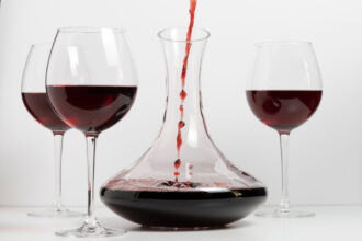 vino rosso versato in decanter e bicchieri di vino rosso