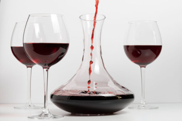 vino rosso versato in decanter e bicchieri di vino rosso