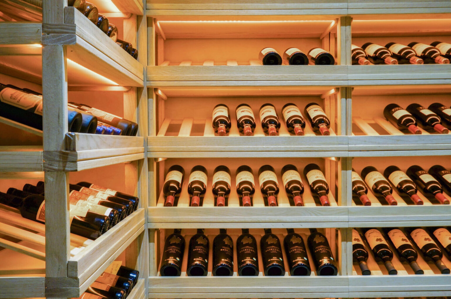 bottiglie di vino orizzontali in cantina