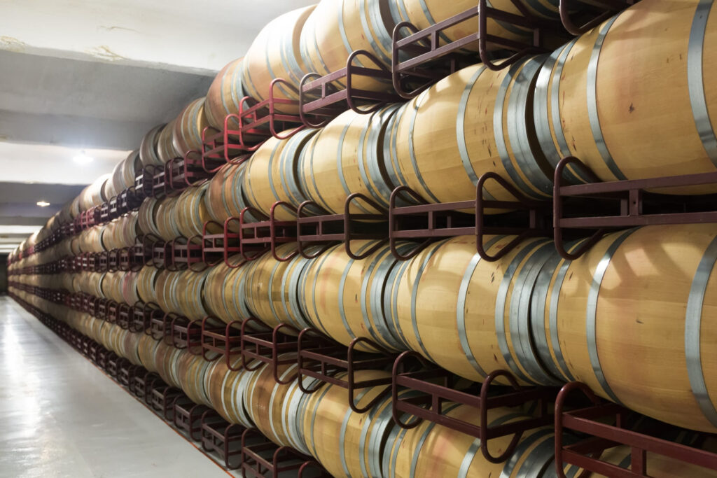 botti di vino in cantina