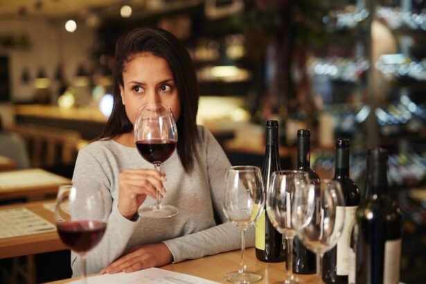 donna degusta vino in enoteca