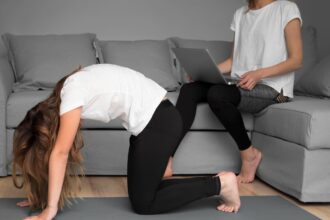 donna in posizione gatto-mucca