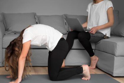 donna in posizione gatto-mucca