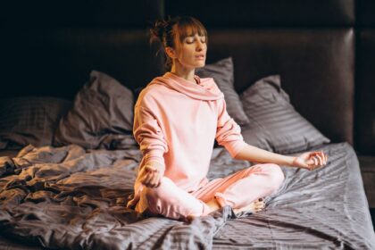 ragazza fa yoga sul letto