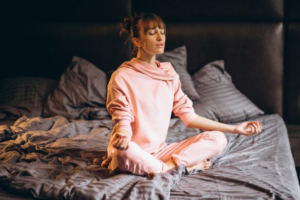 ragazza fa yoga sul letto