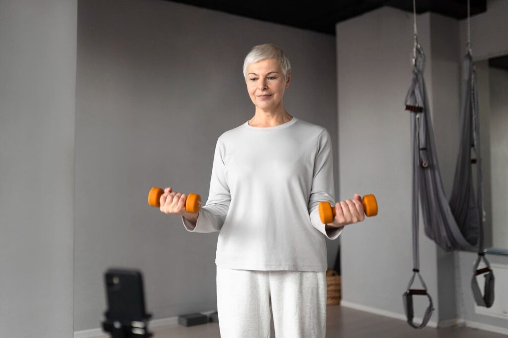 donna anziana che si allena