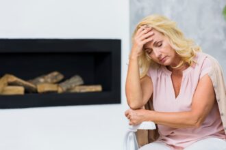 donna in menopausa con il mal di testa
