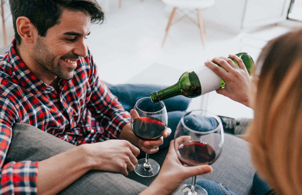 donna versa vino ad un uomo