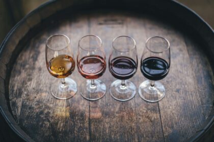quattro calici di vino rosso, rosato e bianco