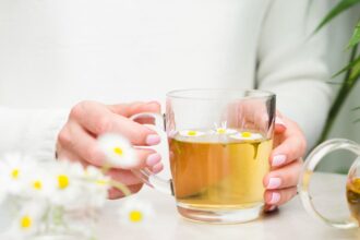 donna con tazza di camomilla